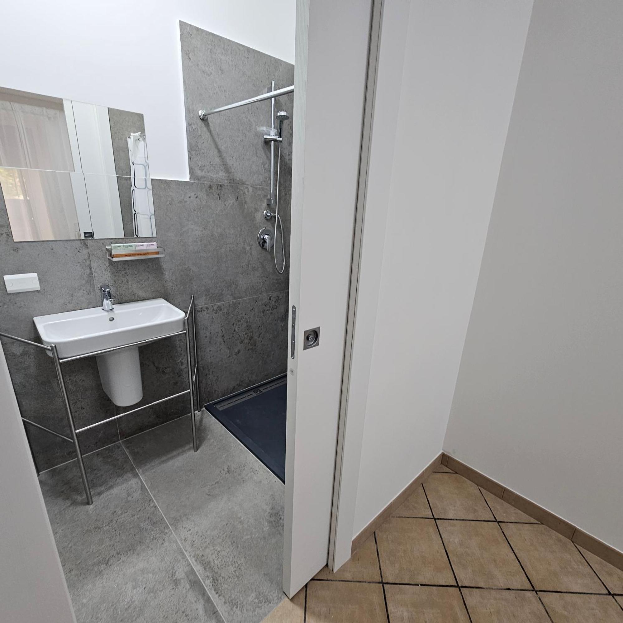 Room & Parking In Centro Citta Con Parcheggio Privato E Wifi Potenza Eksteriør billede