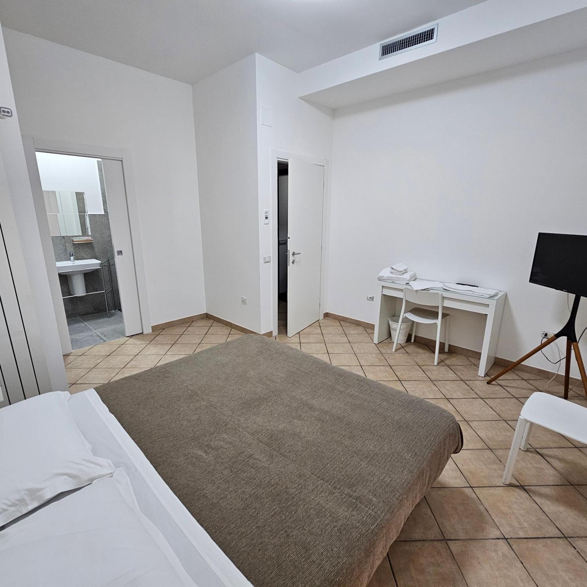 Room & Parking In Centro Citta Con Parcheggio Privato E Wifi Potenza Eksteriør billede